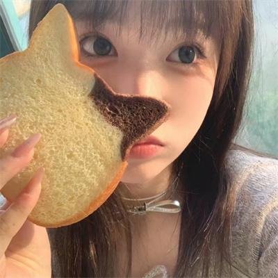 玻璃橱窗中的姑娘